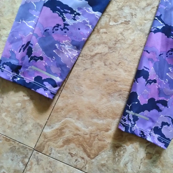 The North Face On Mountain Girls Camo leggings, size Large - Picture 7 of 9